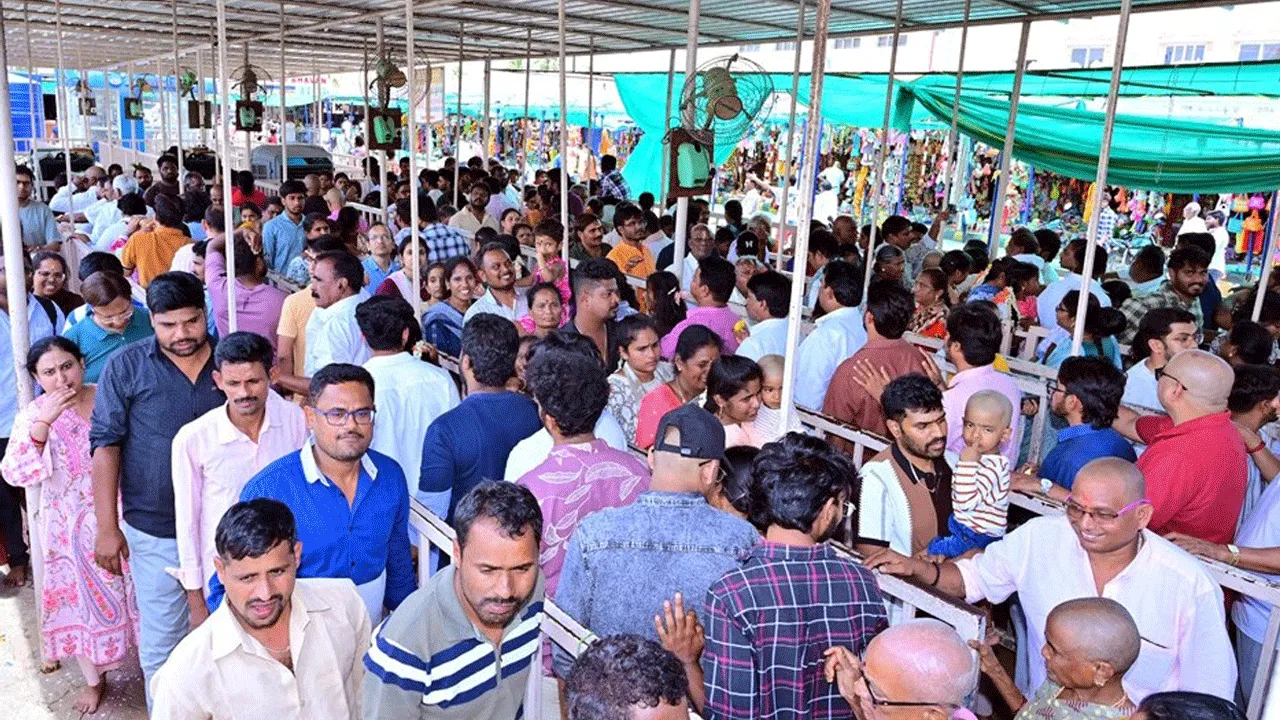 వరసిద్ధుని దర్శనానికి 4 గంటలు