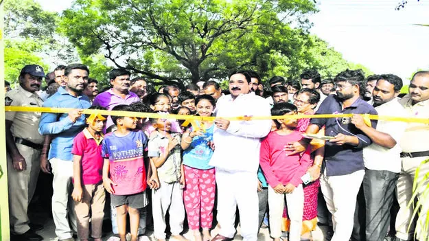 MLA: రెండేళ్ల ప్రగతి కానుకగా పార్కు ఏర్పాటు 