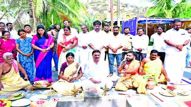 MLA: ఎమ్మెల్యే కాలవ పూజలు