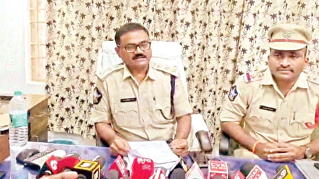  కేసుల నుంచి తప్పించుకోవడానికే ఆరోపణలు