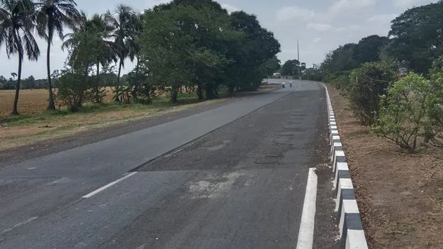హైవేపై నిర్లక్ష్యం..!