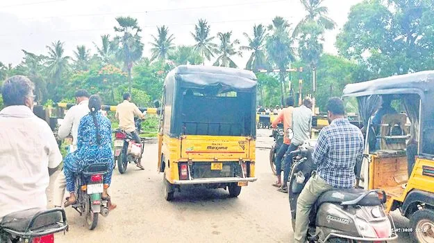రైల్వే గేటు పడితే నరకమే..