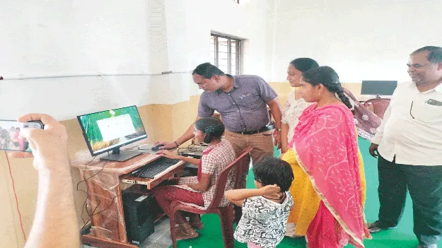 మెనూ ప్రకారం విద్యార్థినులకు ఆహారం అందించాలి