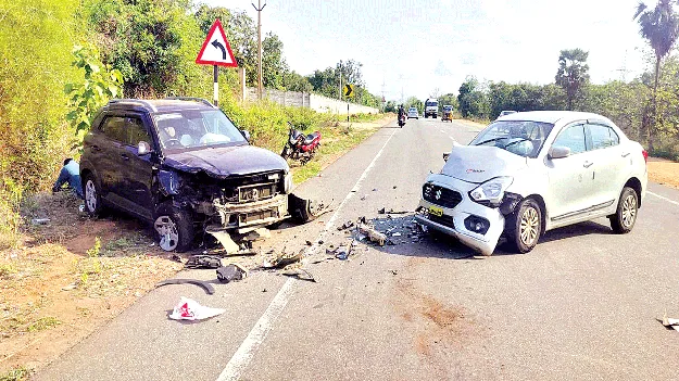  రెండు కార్లు ఢీ.. ఒకరికి తీవ్ర గాయాలు 