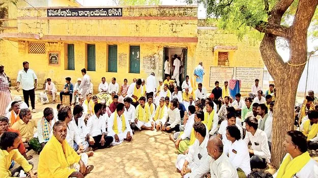 డబ్బులు ఇస్తేనే పనులు