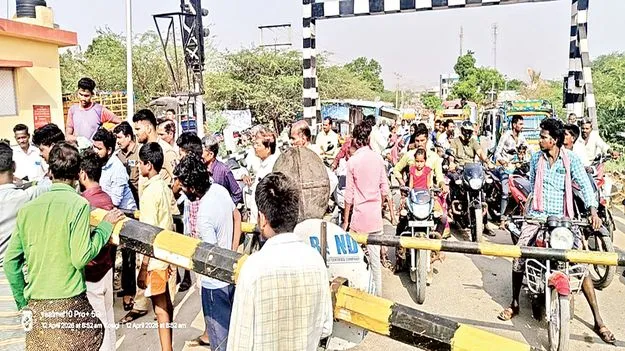 స్తంభించిన రాకపోకలు 