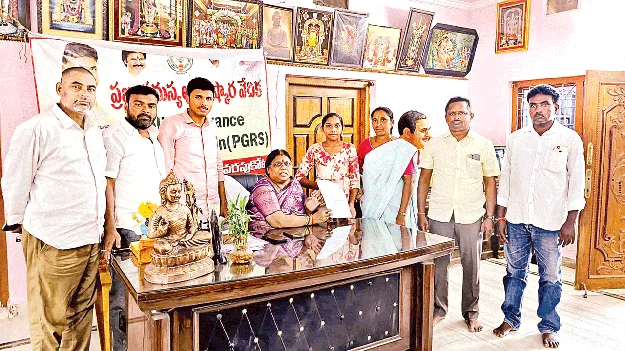 పింఛన్లు కోరుతూ 55 దరఖాస్తులు 