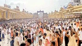 మంత్రాలయానికి పోటెత్తిన భక్తులు