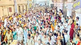 మంత్రాలయానికి పోటెత్తిన భక్తులు