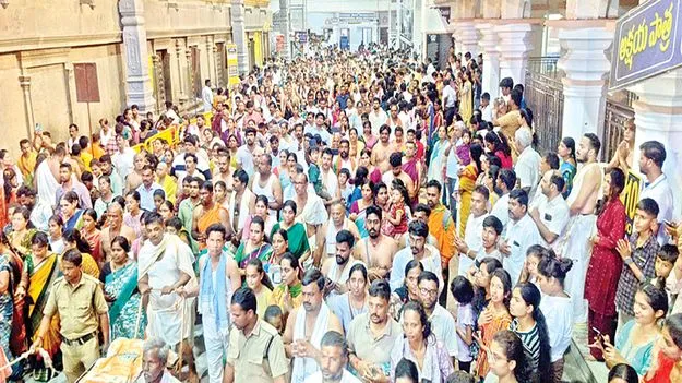 మంత్రాలయానికి పోటెత్తిన భక్తులు