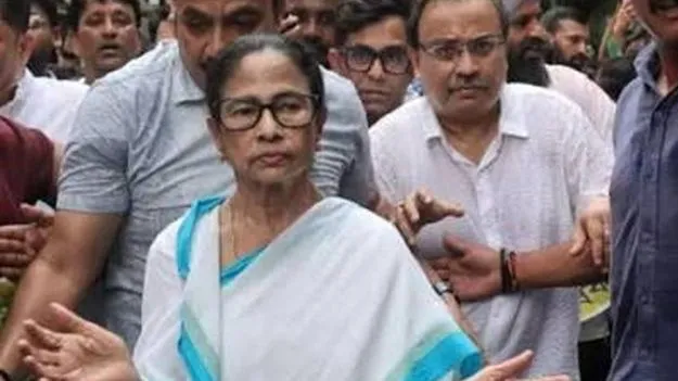 టీఎంసీ మరో 12 బ్యాంకు ఖాతాల నిలిపివేత