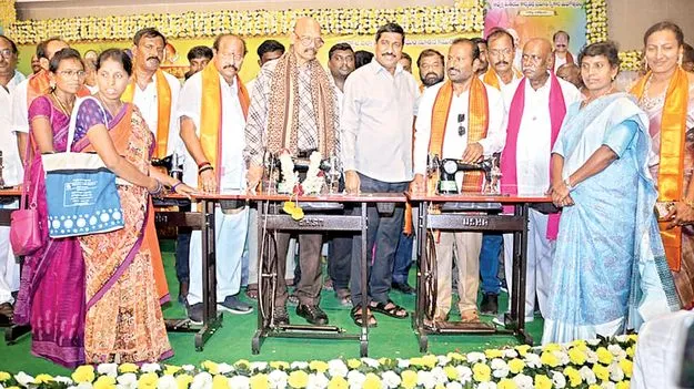 ఆర్యవైశ్యుల అభివృద్ధికి సహకరిస్తాం 