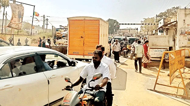 రైలు వస్తే అంతే..