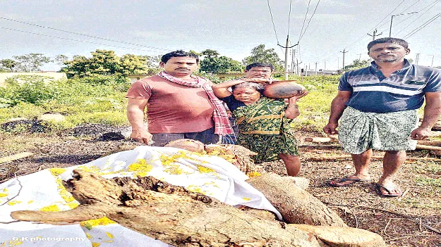 భర్త మృతదేహానికి భార్య అంత్యక్రియలు
