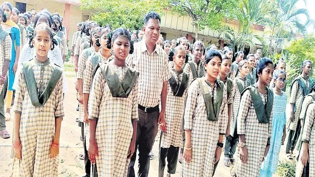 విద్యార్థిగా మారిన డీఈవో