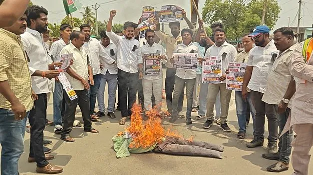 కేంద్ర విద్యాశాఖ మంత్రి దిష్టిబొమ్మ దహనం 