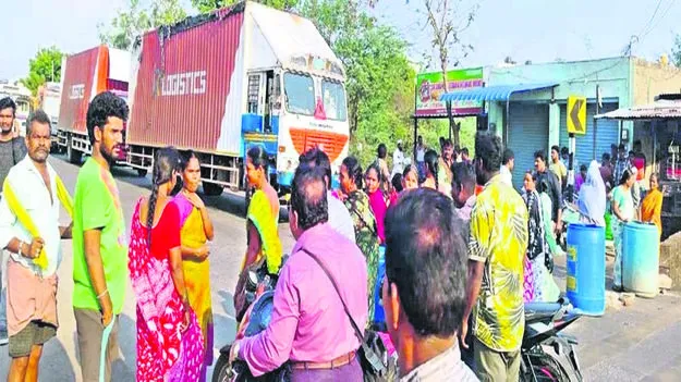 WATER: తాగునీటి కోసం మహిళల ఆందోళన
