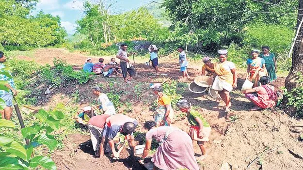 శ్రమదానంతో రహదారి నిర్మాణం