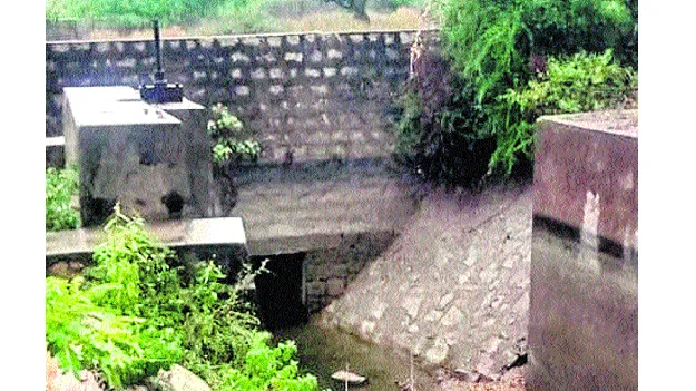 బాహదా తూము గేటు మొరాయింపు