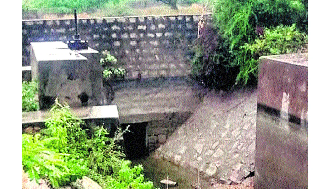 బాహదా తూము గేటు మొరాయింపు