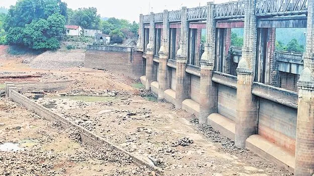 అడుగంటిన జలాశయాలు
