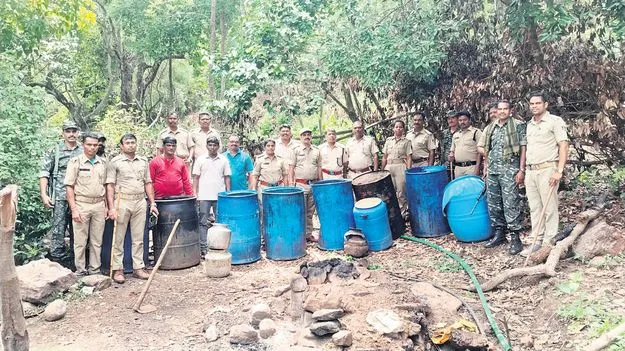 సరిహద్దులో సారా స్థావరాలపై ఉక్కుపాదం