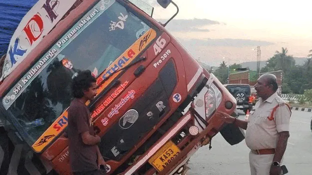 పేలిన మినీలారీ టైరు 