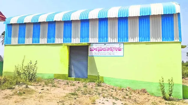 BUILDING: నిర్మించారు.. వదిలేశారు