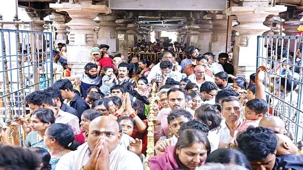 శ్రీగిరిపై భక్తుల సందడి 