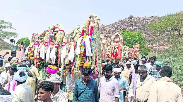 GOD: ఘనంగా పట్టం దేవర