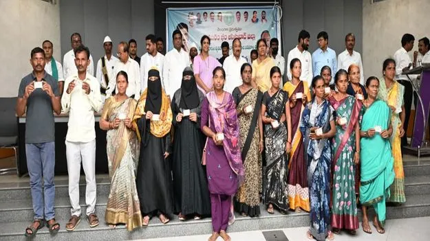 kumaram bheem asifabad- లబ్ధిదారులకు స్మార్ట్‌ రేషన్‌కార్డులు