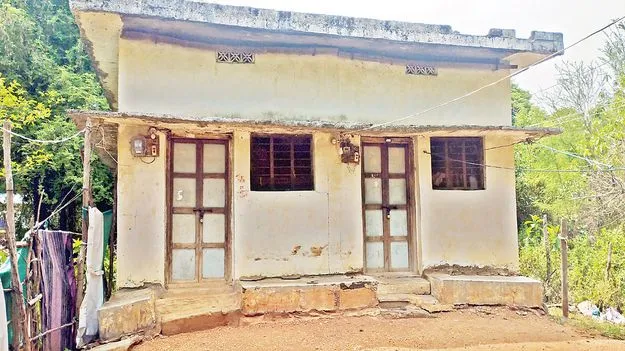 ఇళ్లు ఖాళీ చేస్తున్నారు..!