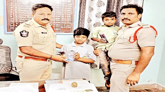 అనాథల్లా చిన్నారులు