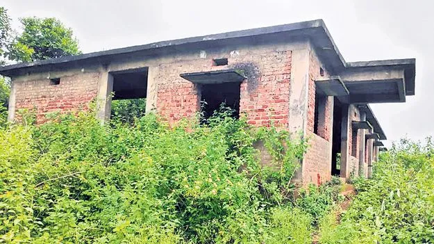 ఐసీడీఎస్‌ భవనంపై నిర్లక్ష్యం నీడలు