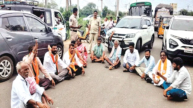 నిర్లక్ష్య వైఖరి వీడకపోతే ధర్నాలు చేస్తాం