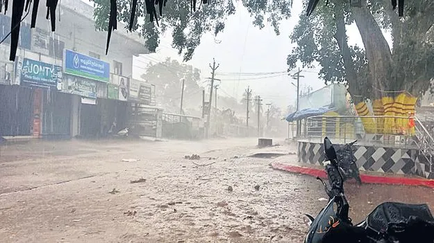 ఈదురు గాలులతో భారీ వర్షం
