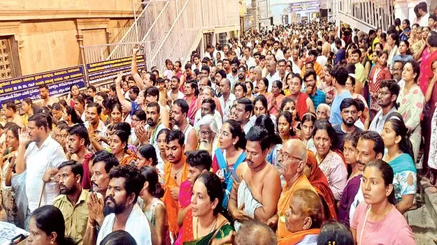 మంత్రాలయానికి పోటెత్తిన భక్తులు