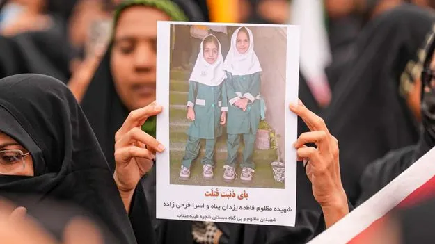 బడికెళ్లే పిల్లల్నీ చంపేస్తున్నారు