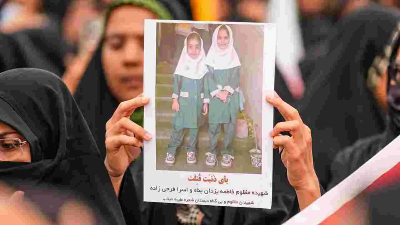 బడికెళ్లే పిల్లల్నీ చంపేస్తున్నారు