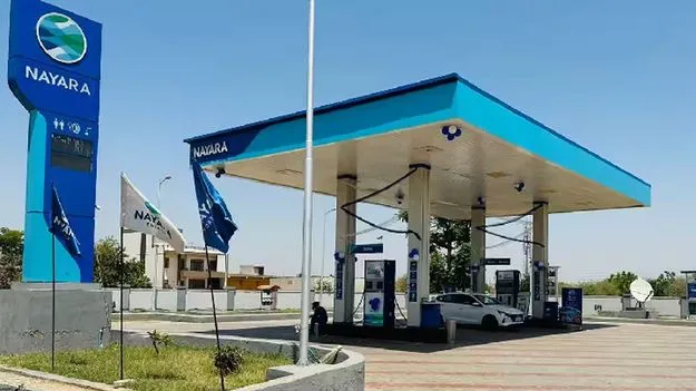 లీటర్‌ పెట్రోల్‌పై రూ.5, డీజిల్‌పై రూ.3 పెంచిన ‘నయారా’