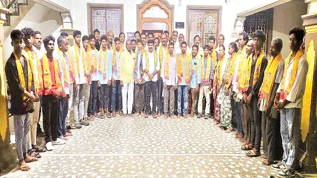 వైసీపీ నుంచి టీడీపీలోకి 100 కుటుంబాలు
