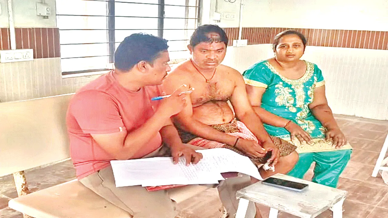 నిద్రిస్తుండగా కారం కొట్టి.. కర్రలతో దాడి