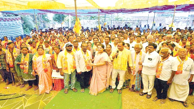 టీడీపీలో 230 కుటుంబాల చేరిక