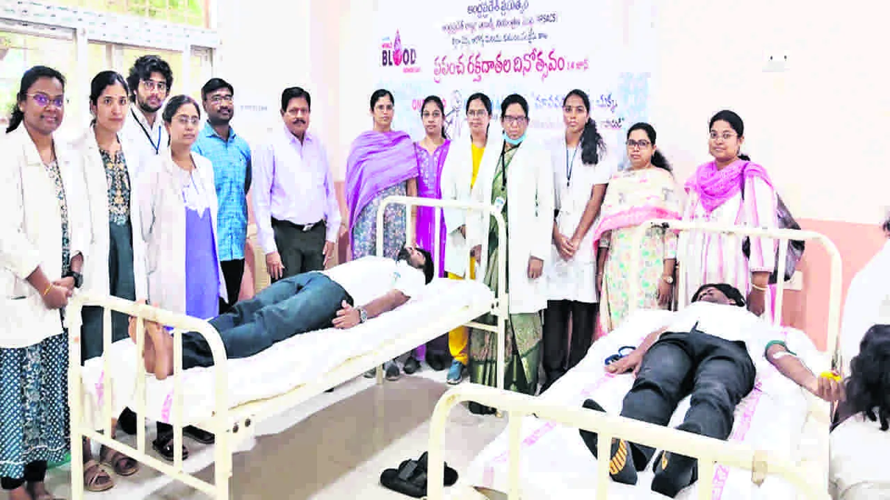 ప్రాణాలు కాపాడే సేవకులు రక్తదాతలు