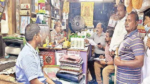 అధిక ధరలకు ఎరువుల విక్రయంపై కొరడా