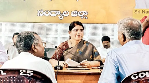 అర్జీలు ఎప్పటికప్పుడు పరిష్కరించాలి 