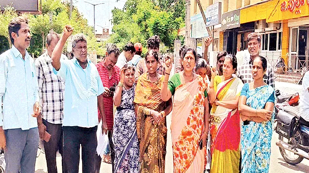 స్వీపర్లను తక్షణమే విధుల్లోకి తీసుకోవాలి