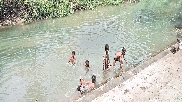 ఈత సరదా.. పొంచిఉన్న ముప్పు !