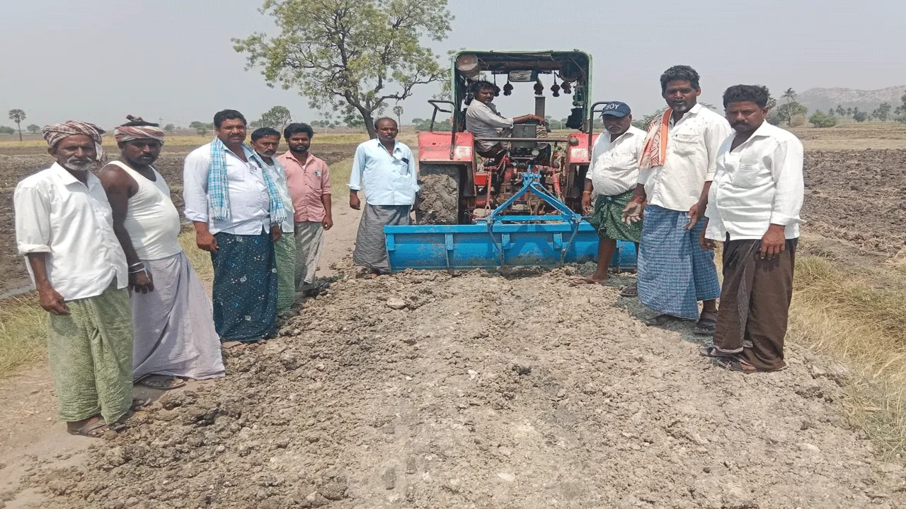 చేయి చేయి కలిపారు.. రోడ్డును బాగు చేశారు