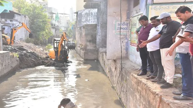 వాహనాలతో పూడికతీత.. నిధులు ఆదా 